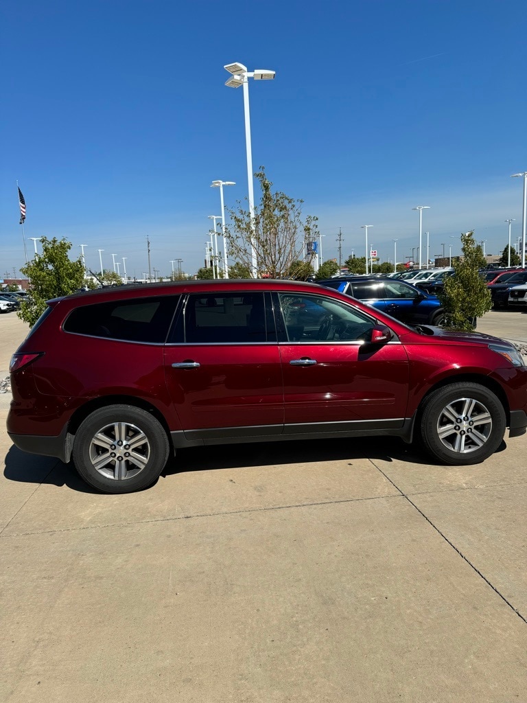 Used 2015 Chevrolet Traverse 2LT with VIN 1GNKVHKD2FJ134169 for sale in Fargo, ND