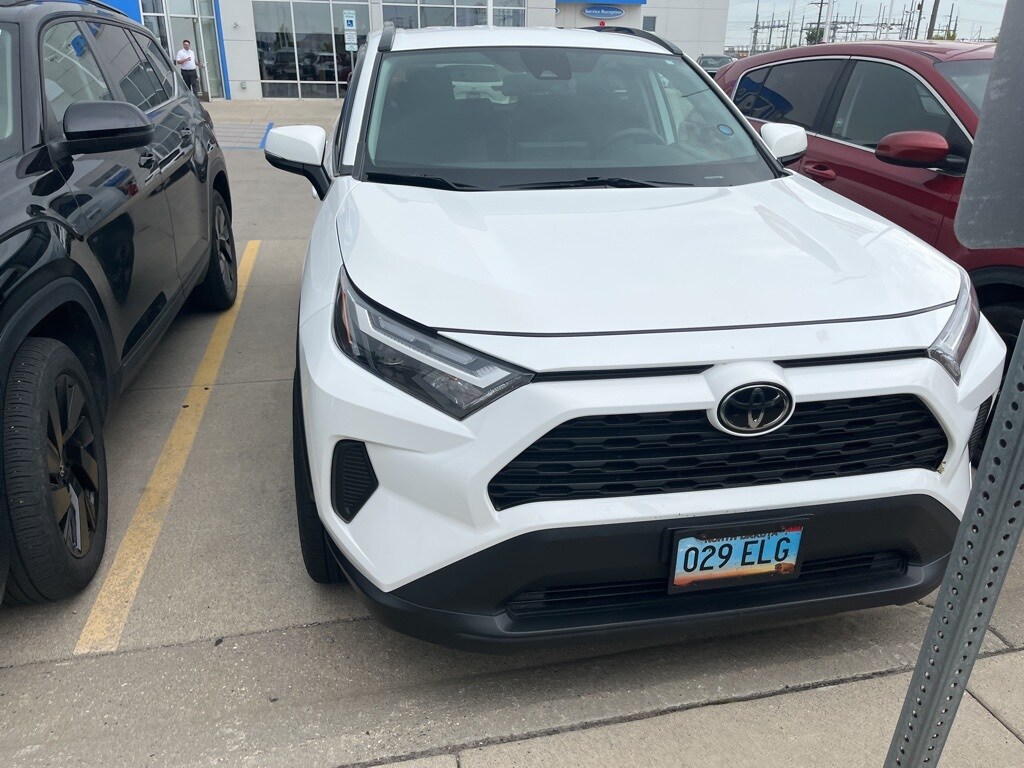 2022 Toyota RAV4 XLE photo 2