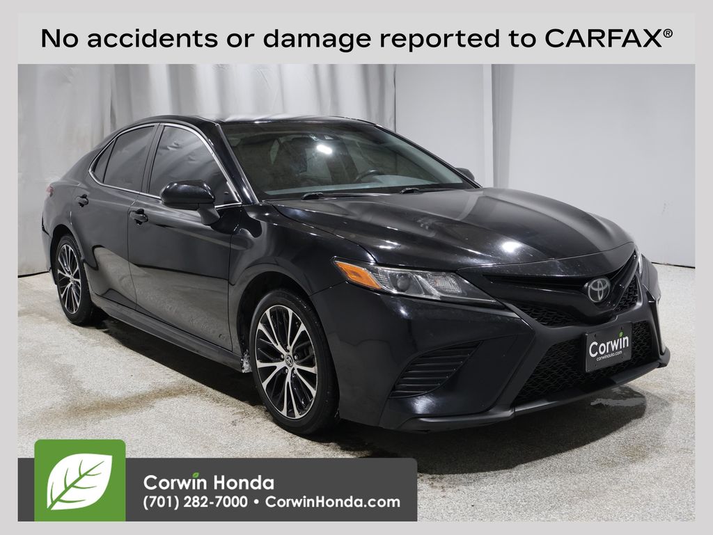 2018 Toyota Camry SE's photo