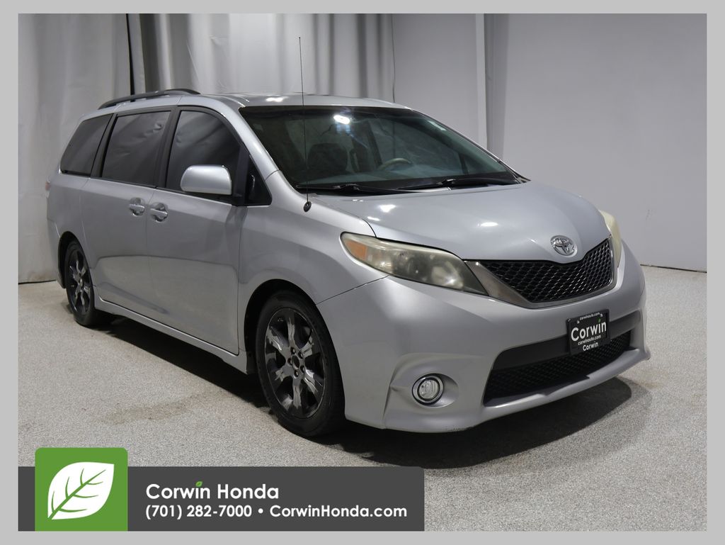 2011 Toyota Sienna SE V6 8-Passenger's photo