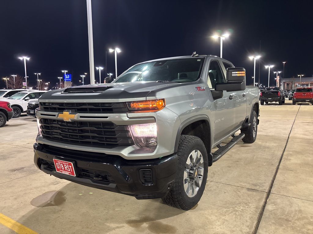 2025 Chevrolet Silverado 2500HD Custom photo 3
