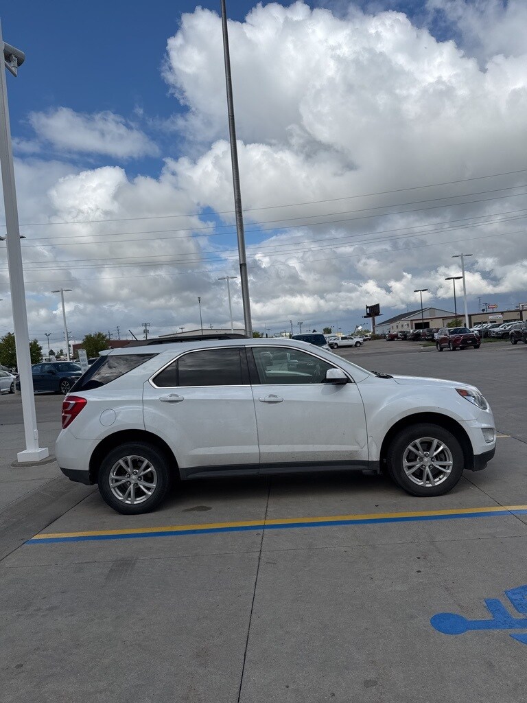 2017 Chevrolet Equinox LT photo 2