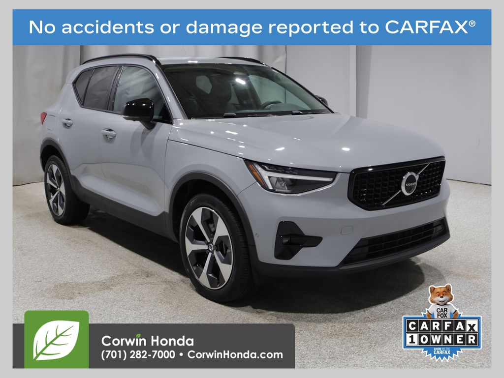 2024 Volvo XC40 B5 Plus Dark AWD's photo
