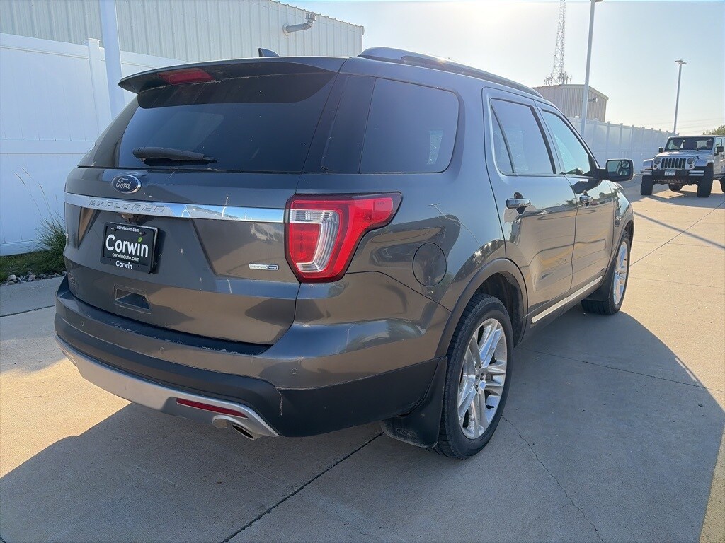 2016 Ford Explorer XLT photo 4