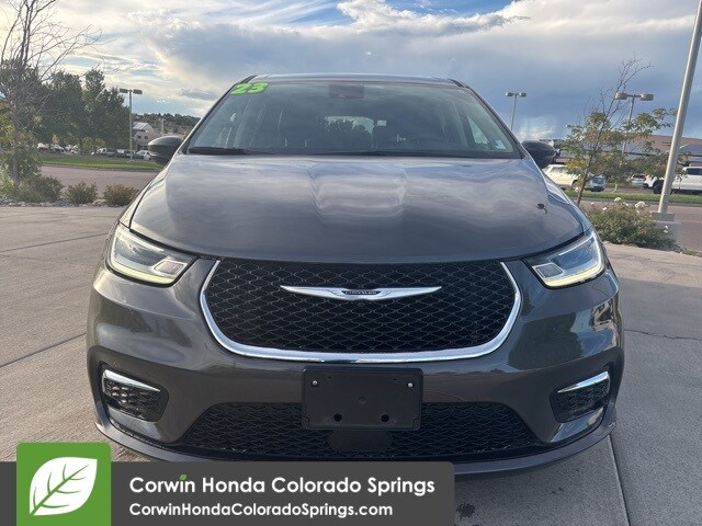 2023 Chrysler Pacifica Hybrid Touring L photo 2