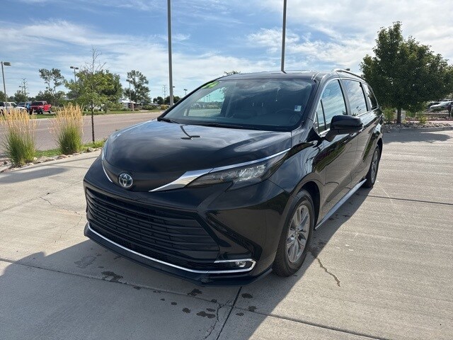 2024 Toyota Sienna XLE photo 3