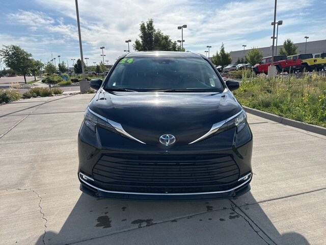 2024 Toyota Sienna XLE photo 2