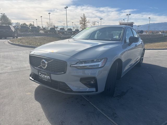 2024 Volvo S60 B5 Plus photo 2