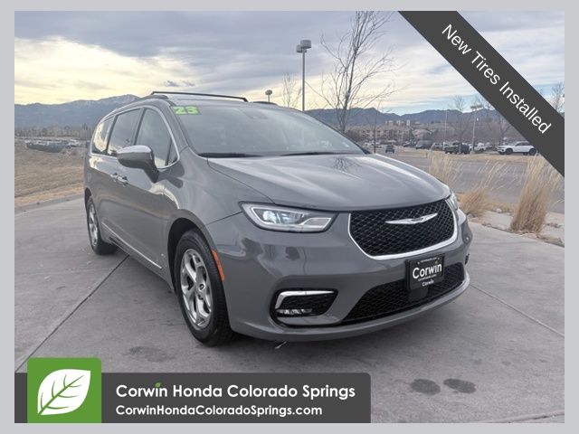 2023 Chrysler Pacifica Limited's photo