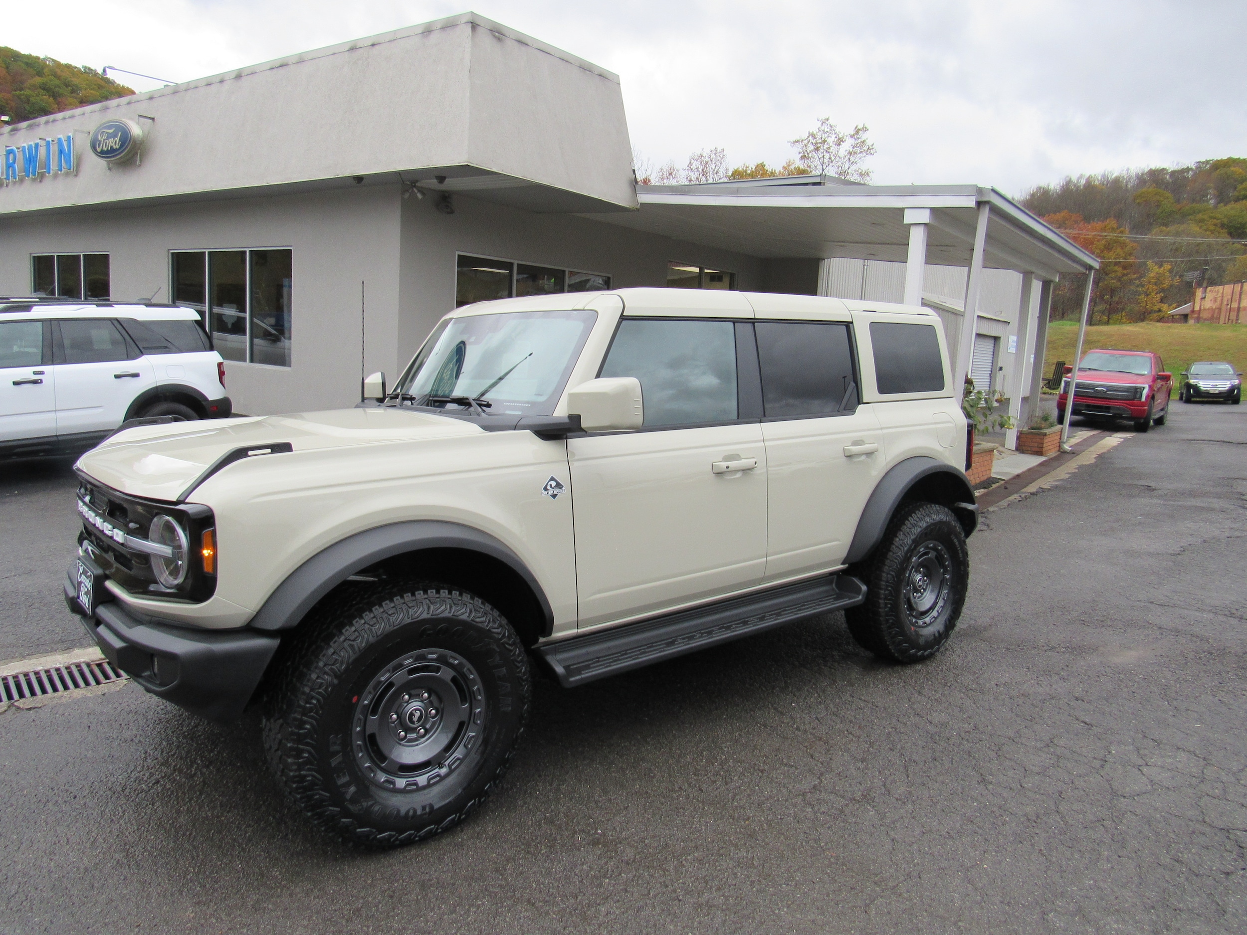 2025 Ford Bronco 4-Door Outer Banks's photo