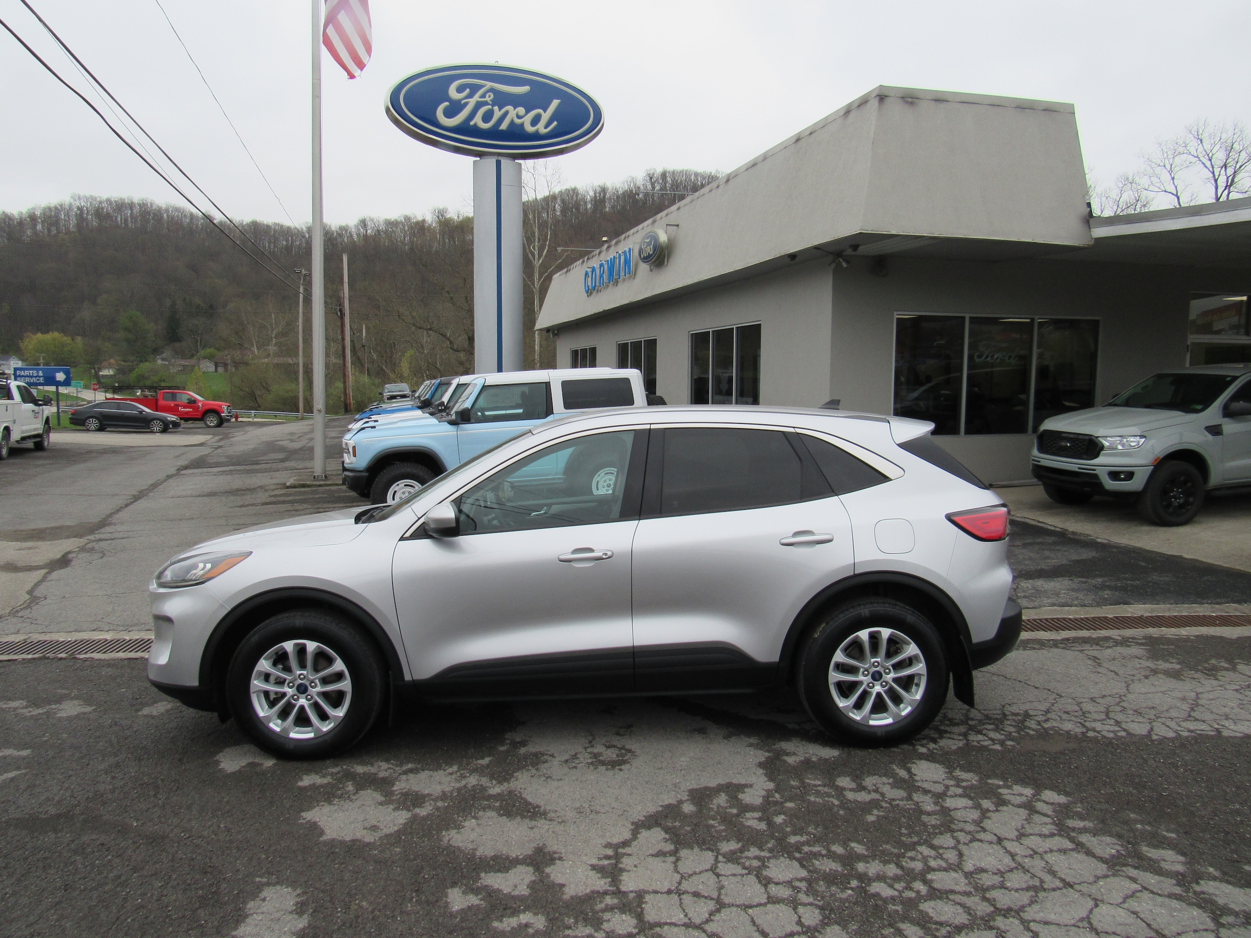 Used 2020 Ford Escape SE with VIN 1FMCU9G63LUC10066 for sale in Mannington, WV
