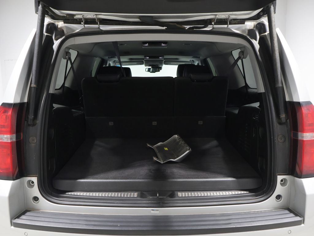 2017 Chevrolet Suburban LT photo 4