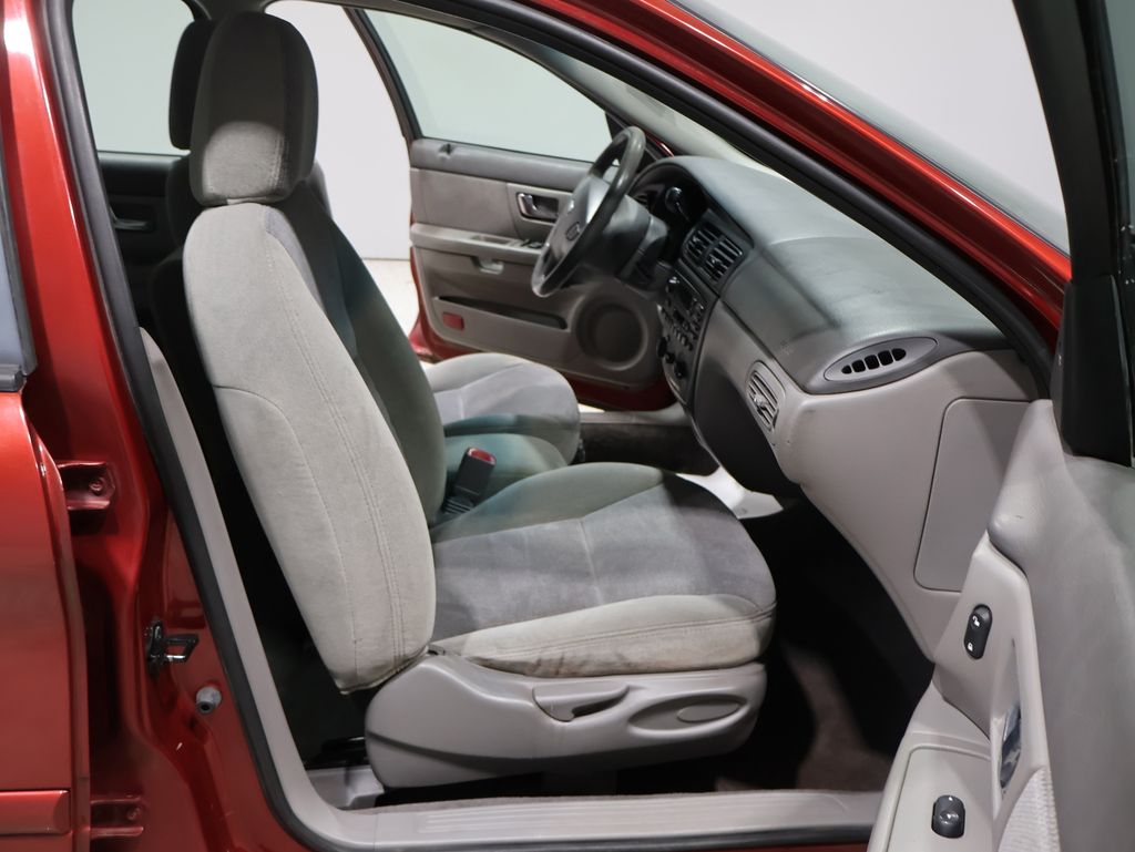 2000 Ford Taurus SE photo 4