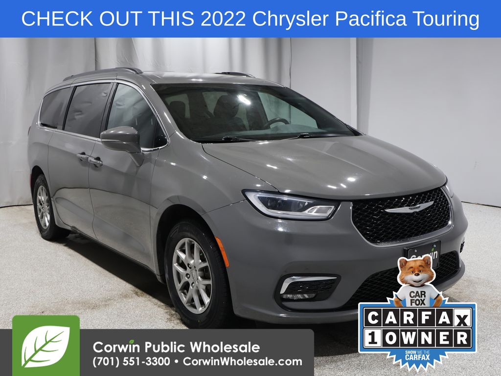 2022 Chrysler Pacifica Touring's photo