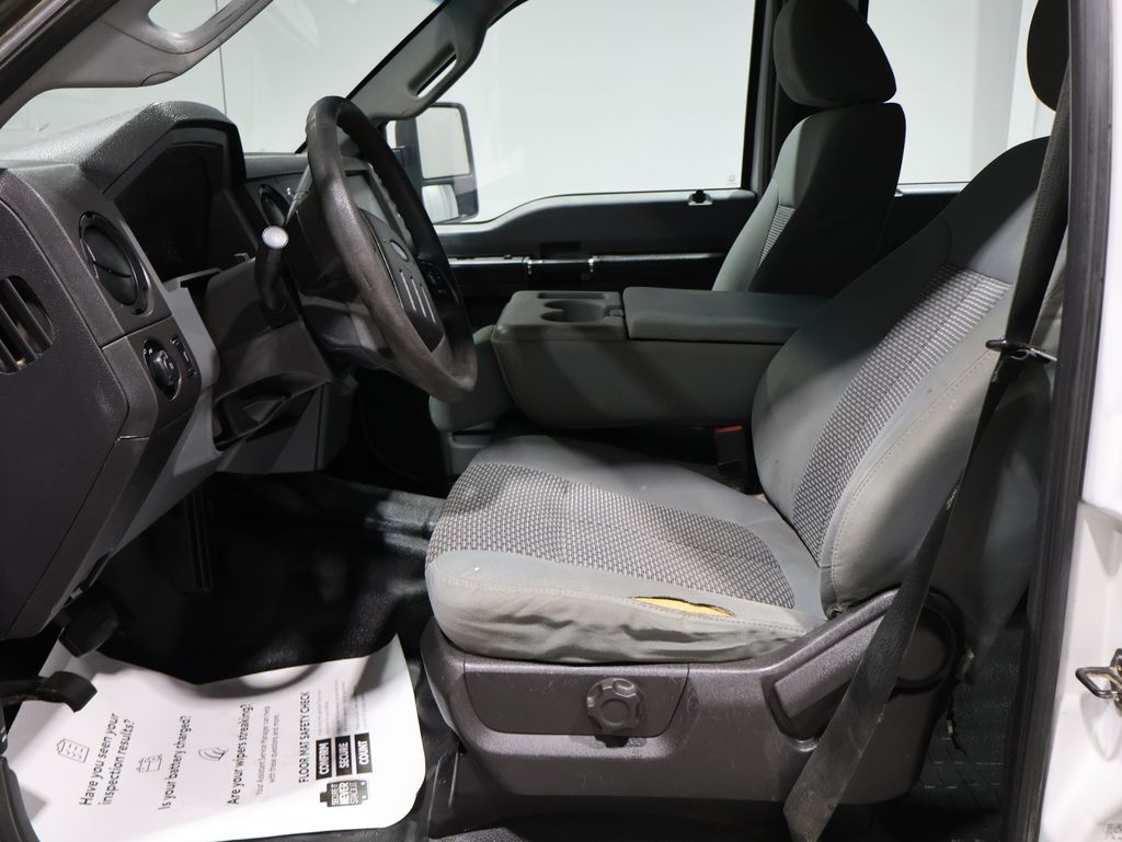 2015 Ford F-250 XLT photo 2