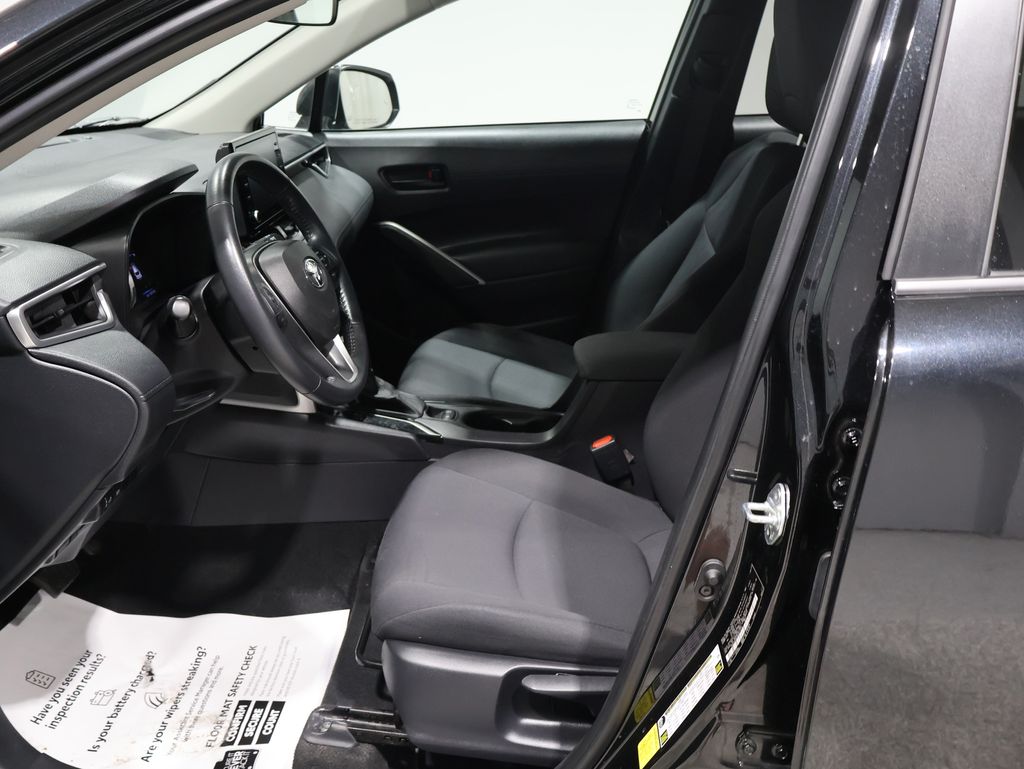 2022 Toyota Corolla Cross LE photo 2