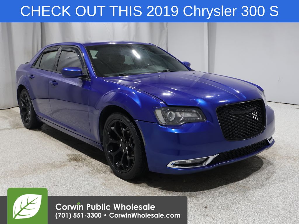 2019 Chrysler 300 S's photo