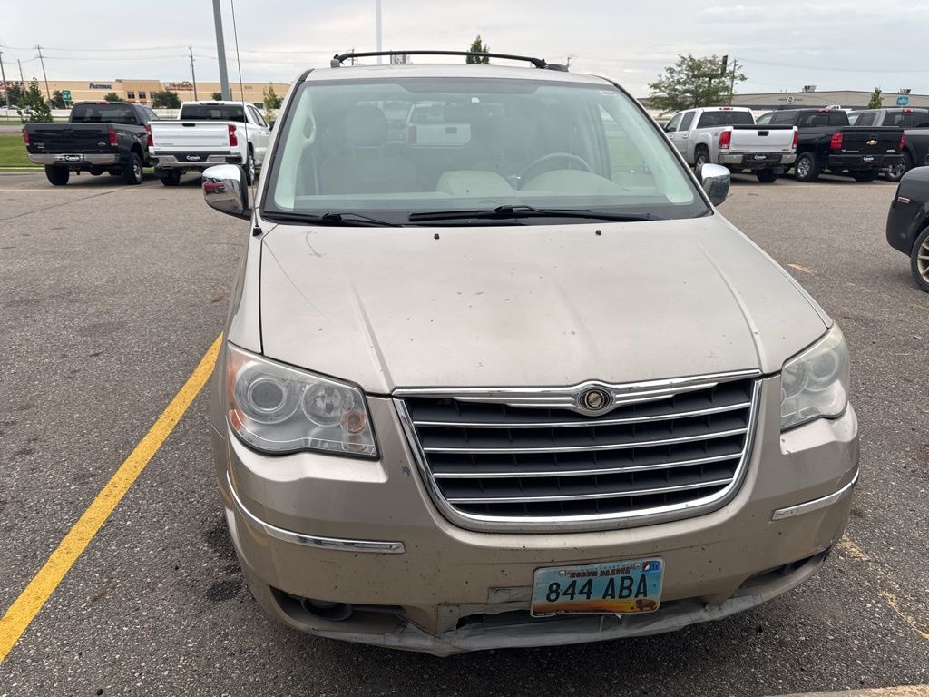 2008 Chrysler Town & Country Limited photo 2