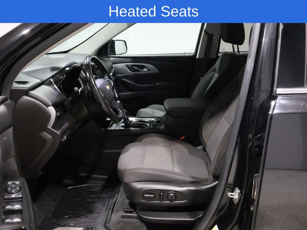 2021 Chevrolet Traverse Cloth 1LT photo 2