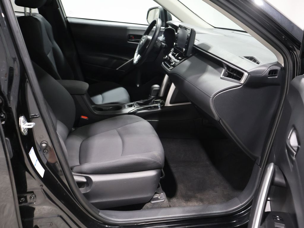 2022 Toyota Corolla Cross LE photo 4