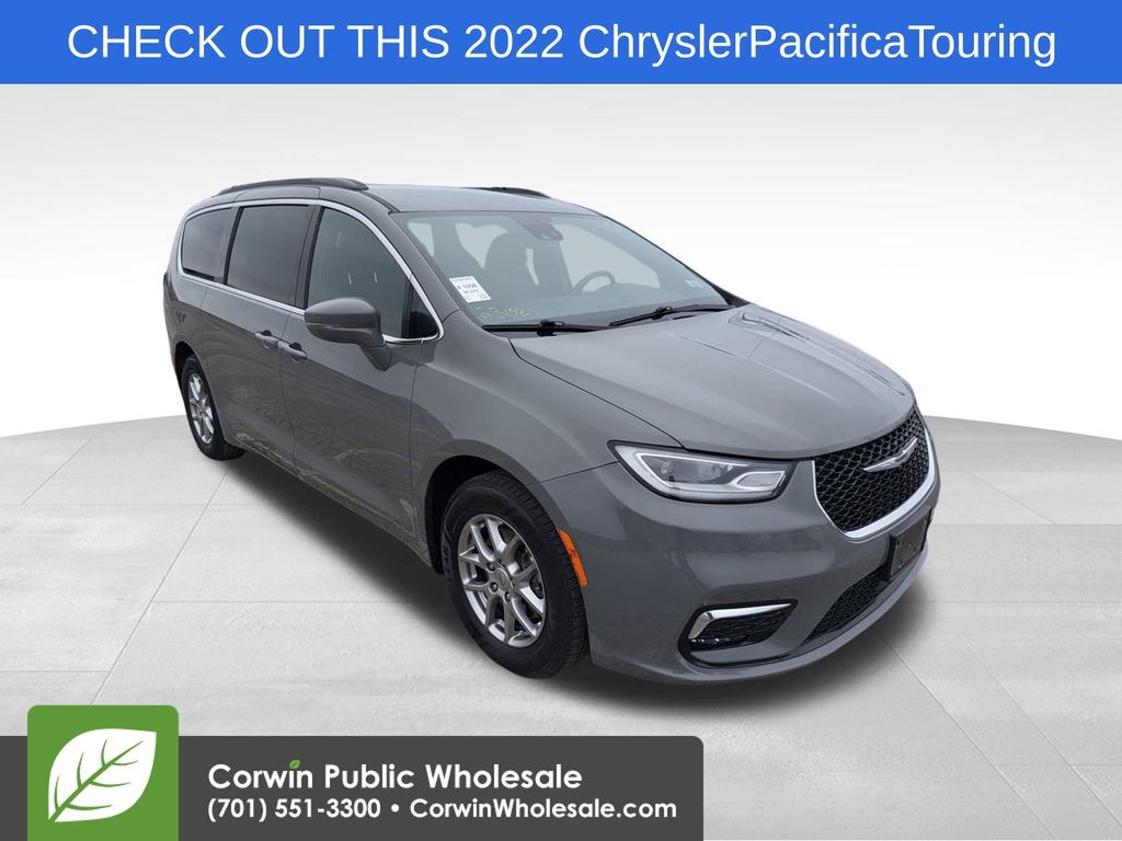 2022 Chrysler Pacifica Touring's photo