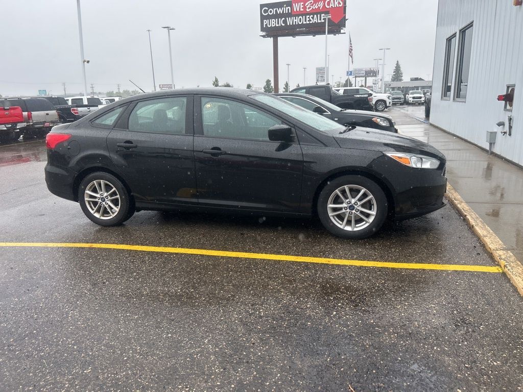 2018 Ford Focus SE photo 2