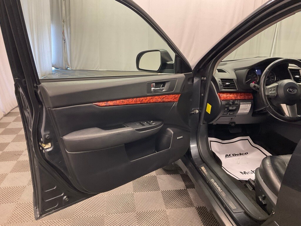 2011 Subaru Outback 2.5i Limited photo 4