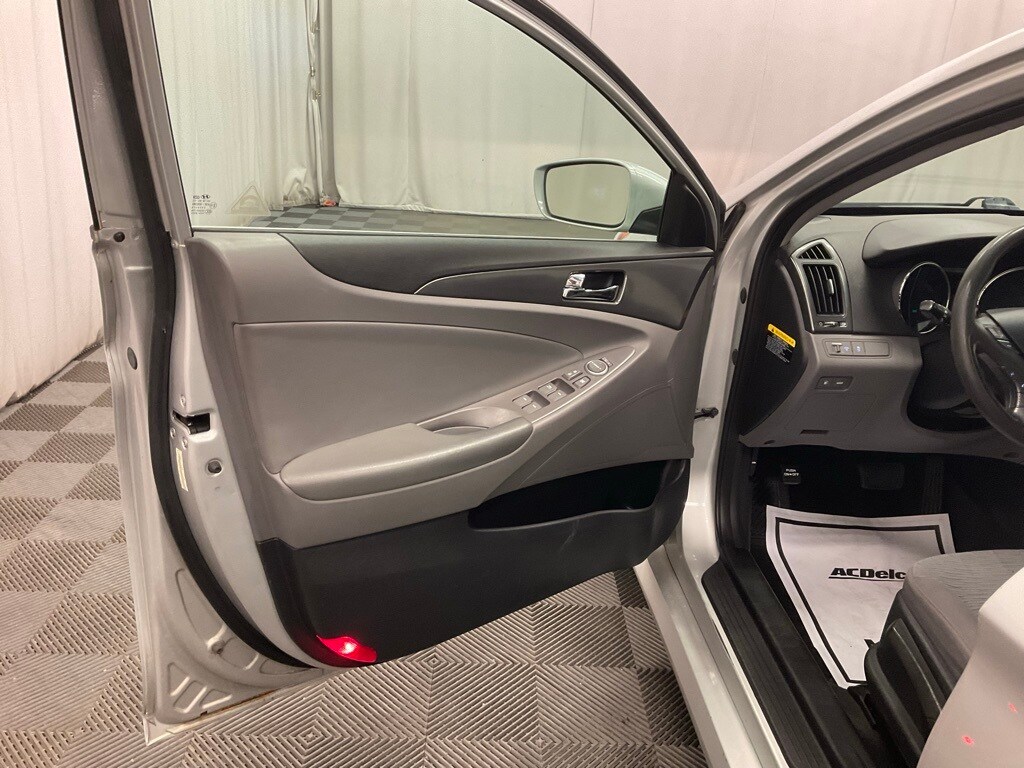 2015 Hyundai Sonata Hybrid Base photo 2