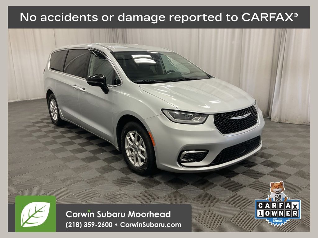 2024 Chrysler Pacifica Touring L's photo