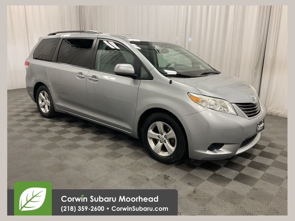 2013 Toyota Sienna LE's photo