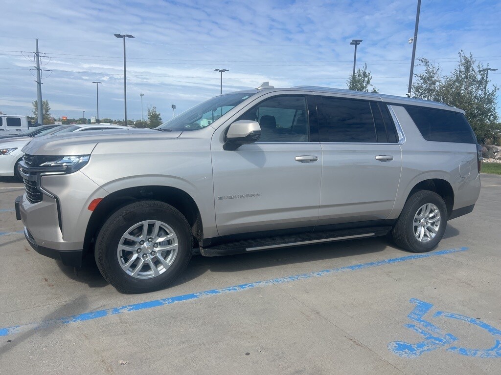 2024 Chevrolet Suburban LT photo 2