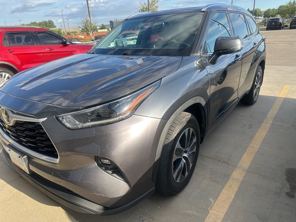 2021 Toyota Highlander XLE photo 3