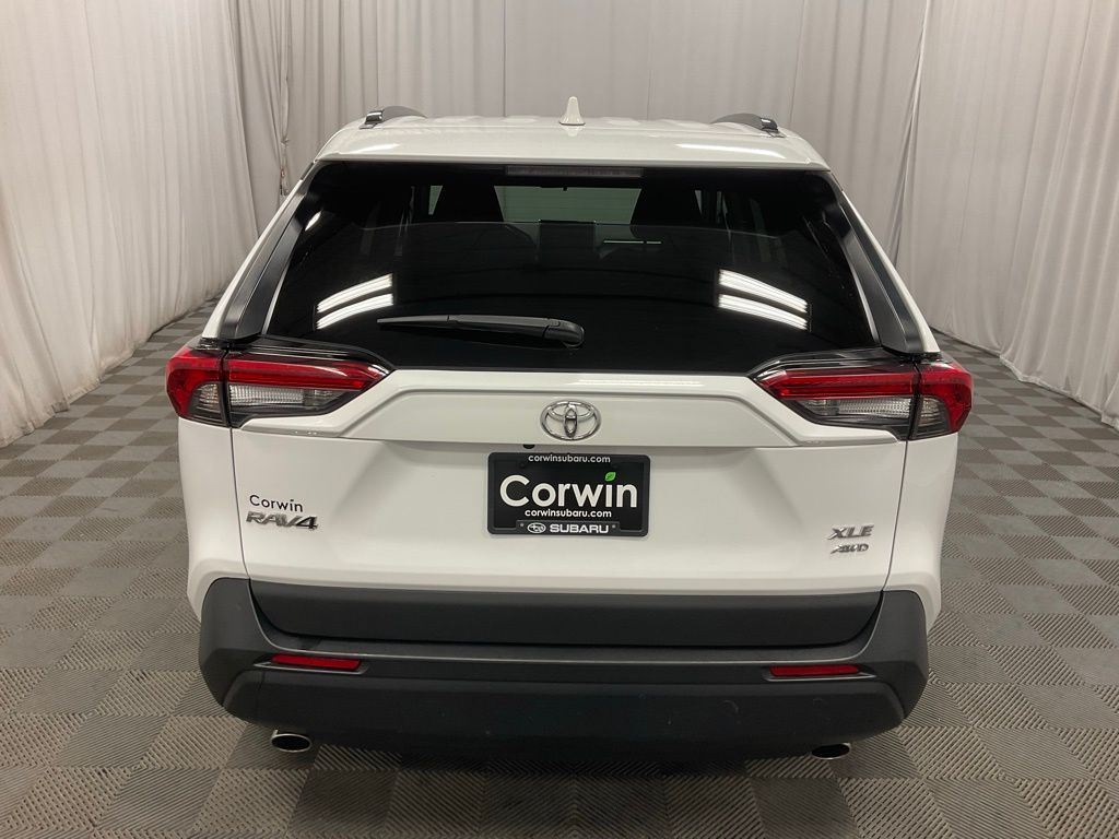 2024 Toyota RAV4 XLE photo 3