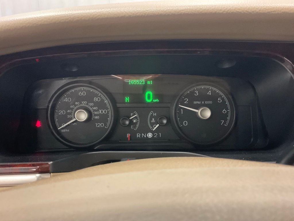 Used 2007 Lincoln Town Car Signature Limited with VIN 1LNHM82W67Y630376 for sale in Moorhead, Minnesota