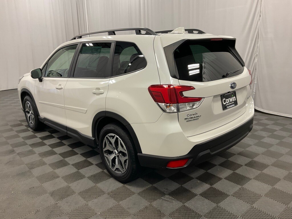 2023 Subaru Forester Premium photo 3