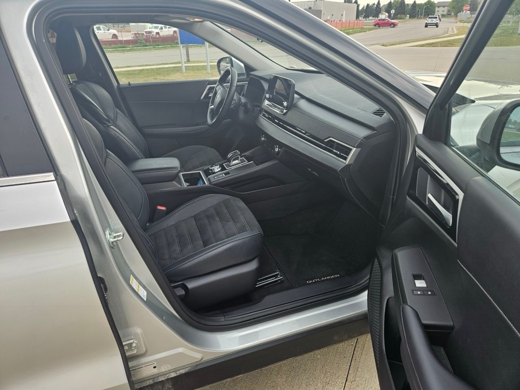 Used 2024 Mitsubishi Outlander SE with VIN JA4J4VA80RZ051947 for sale in Moorhead, Minnesota