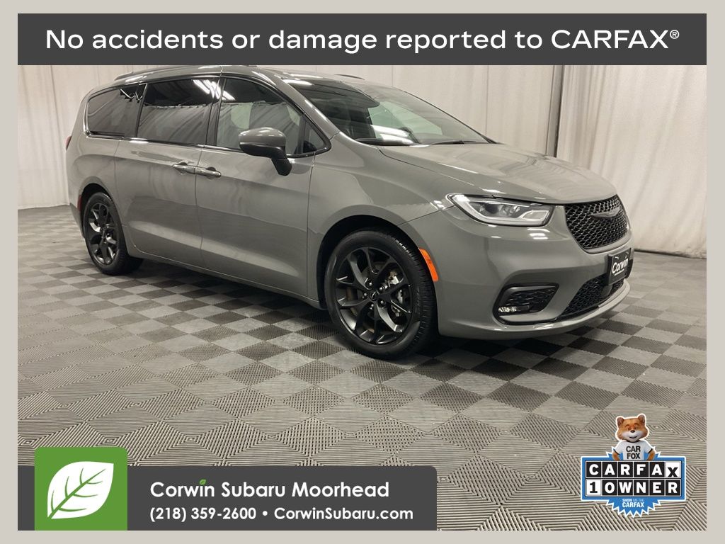 2023 Chrysler Pacifica Touring L's photo