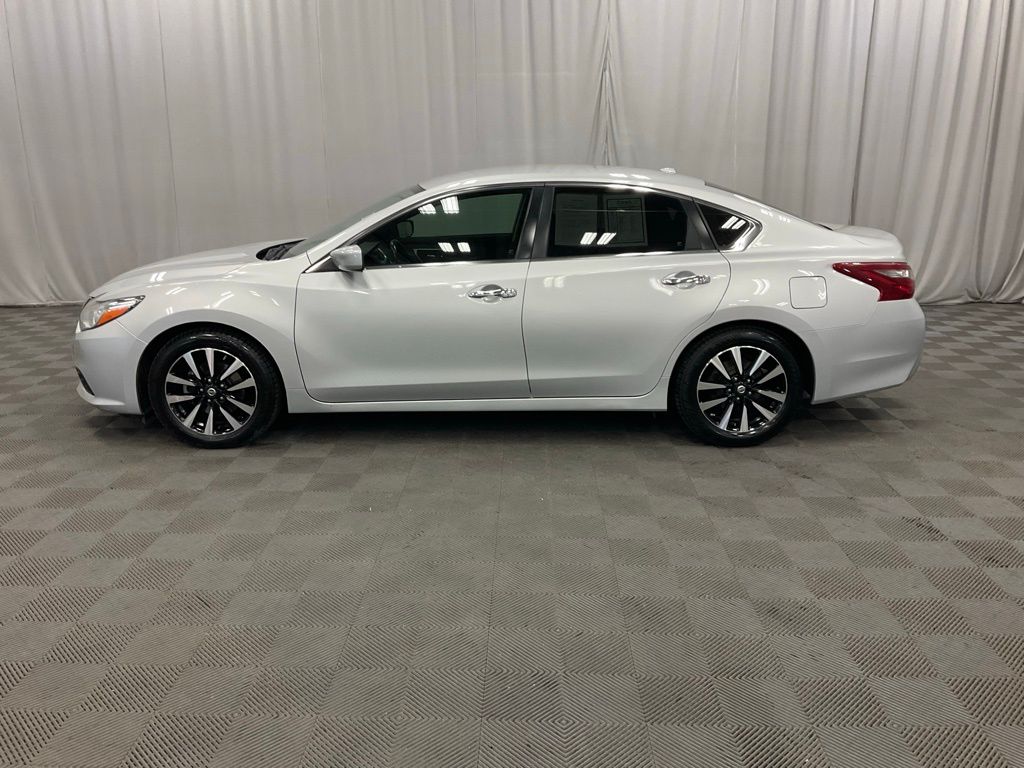 Used 2018 Nissan Altima SV with VIN 1N4AL3AP8JC217004 for sale in Moorhead, Minnesota