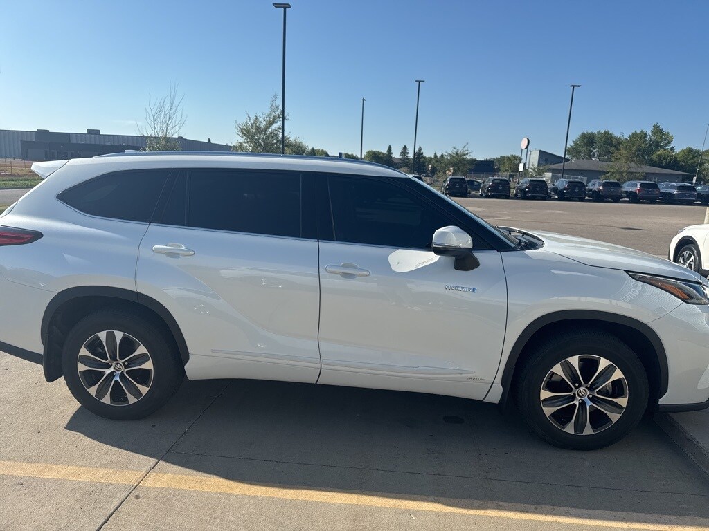2021 Toyota Highlander Hybrid XLE photo 3