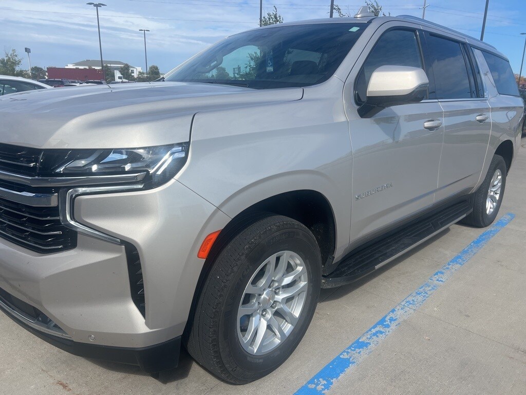 2024 Chevrolet Suburban LT photo 3