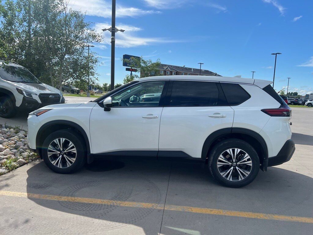 2021 Nissan Rogue SV photo 3
