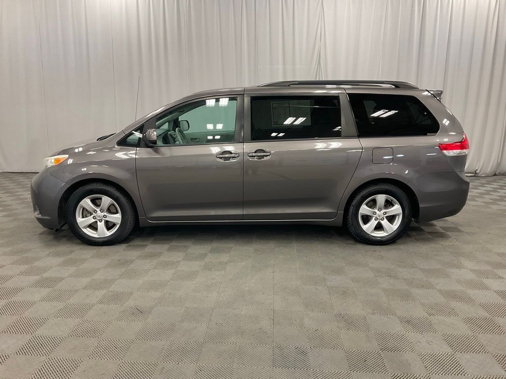 2013 Toyota Sienna photo 2