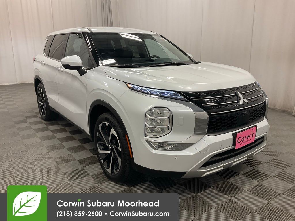 2024 Mitsubishi Outlander SE's photo