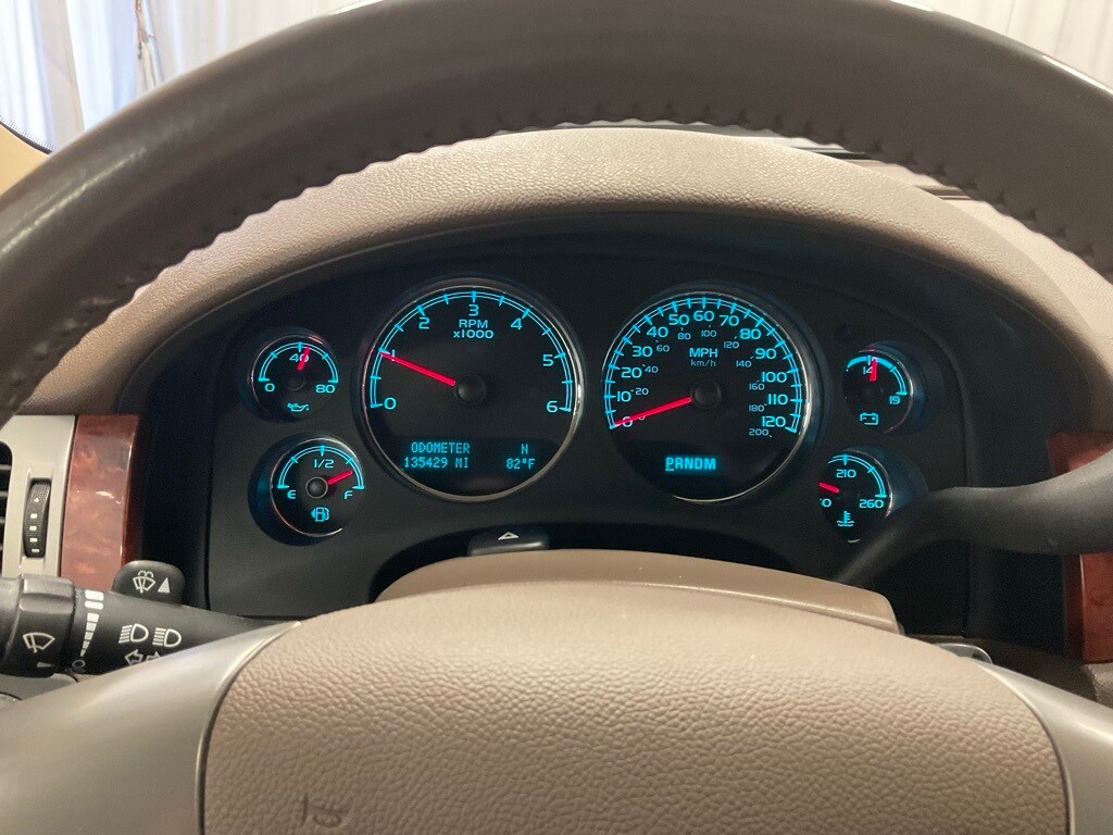 2011 Chevrolet Suburban 1500 photo 2