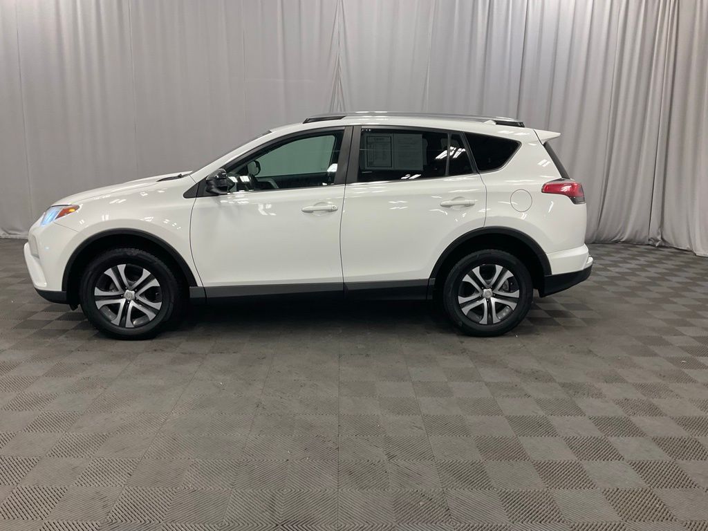 2017 Toyota RAV4 LE photo 4