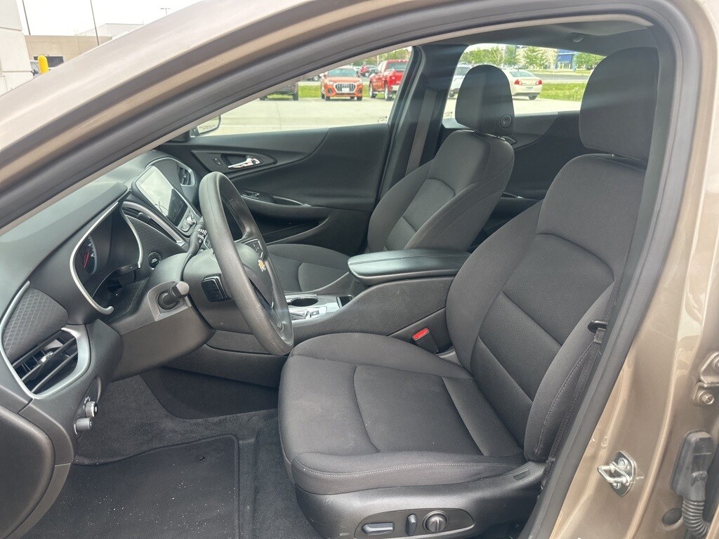 2023 Chevrolet Malibu 1LT photo 2