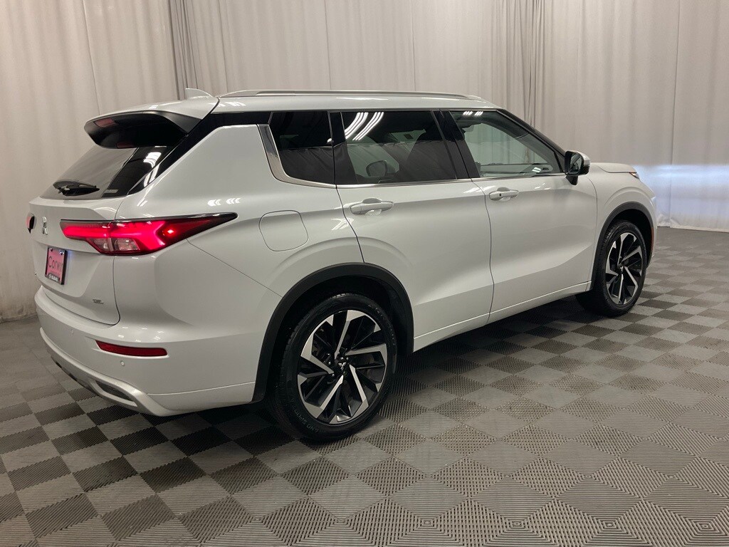 2022 Mitsubishi Outlander SEL photo 3