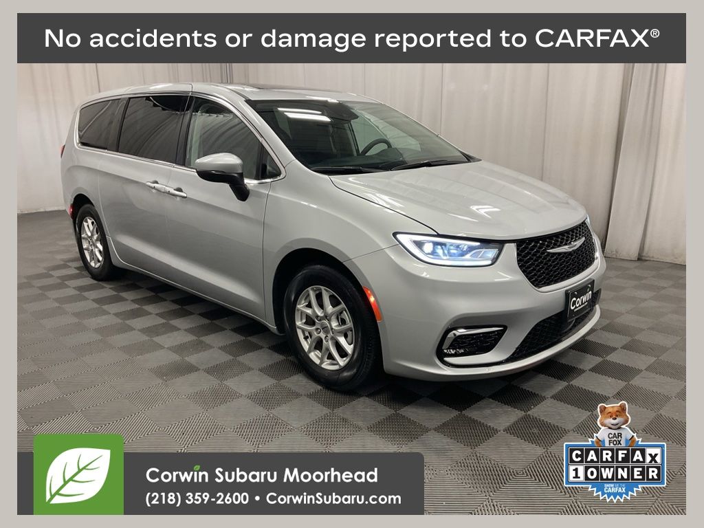 2023 Chrysler Pacifica Touring L's photo