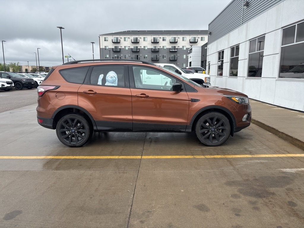 Used 2017 Ford Escape SE with VIN 1FMCU9GD9HUE95989 for sale in Moorhead, Minnesota