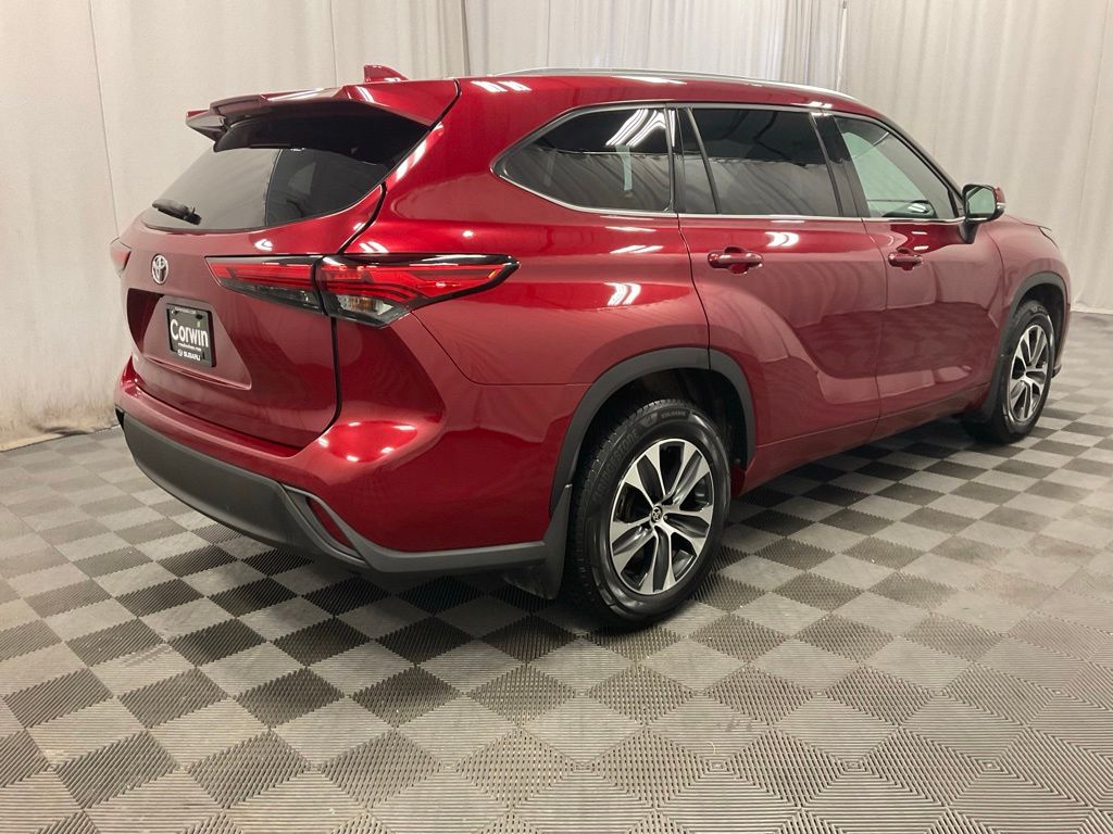 Used 2021 Toyota Highlander XLE with VIN 5TDGZRBH7MS541853 for sale in Moorhead, Minnesota